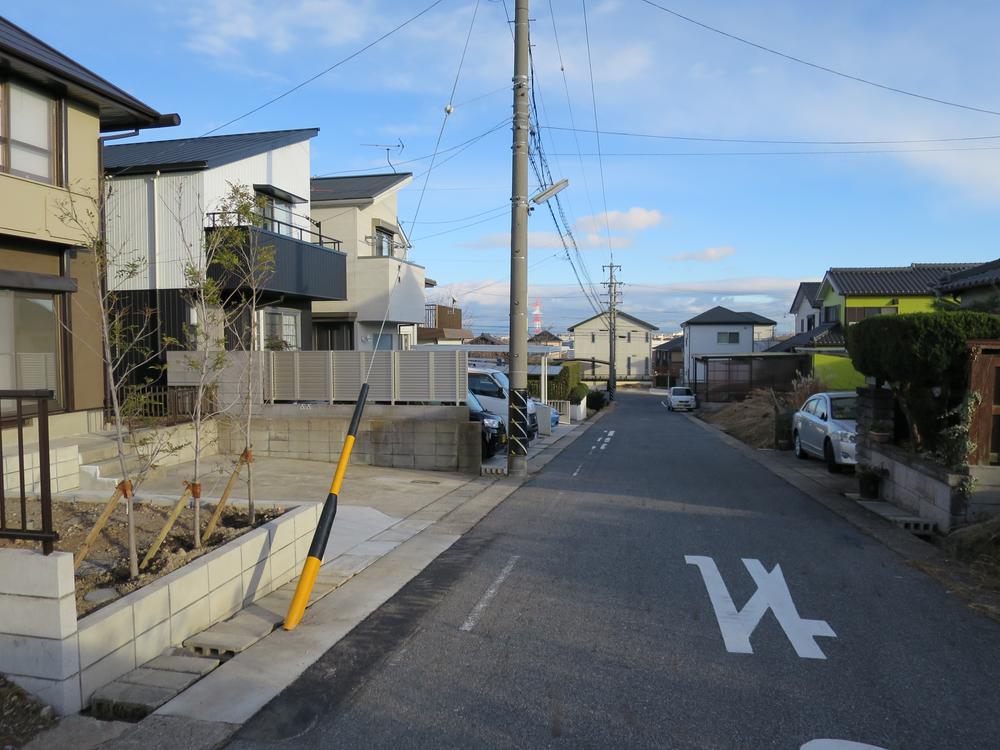 Local photos, including front road. Appearance (from the west)