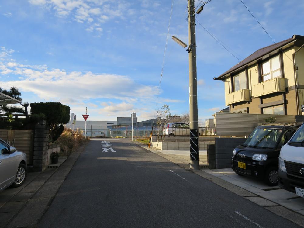 Local photos, including front road. Appearance (from the east)