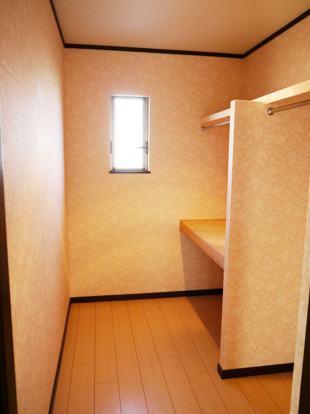 Receipt. The second floor of a walk-in closet. You can a spacious lot storage.