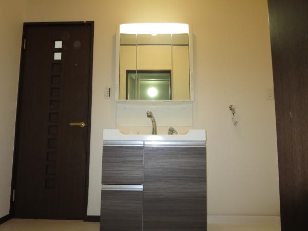 Wash basin, toilet. So we have exchanged washstand, You can use comfortably.