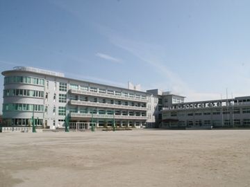 Junior high school. Municipal Saori until junior high school (junior high school) 490m