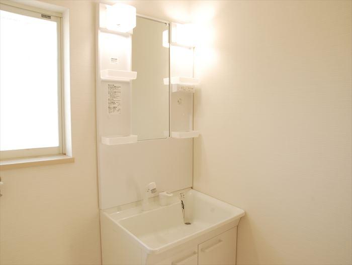 Wash basin, toilet. Wash basin is already new goods exchange