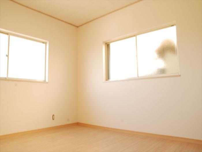 Non-living room. Second floor Western-style room is spacious and