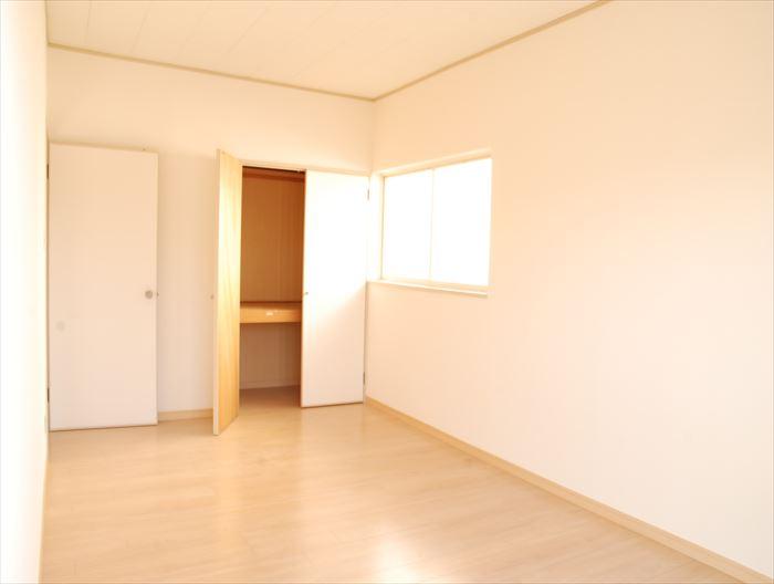 Non-living room. Also there is a storage space on the second floor veranda side Western-style