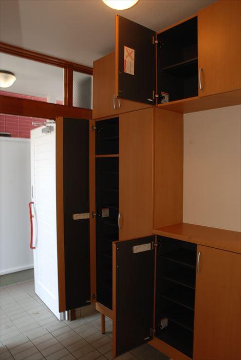 Entrance. Lot to the front door of the shoe box is roasted