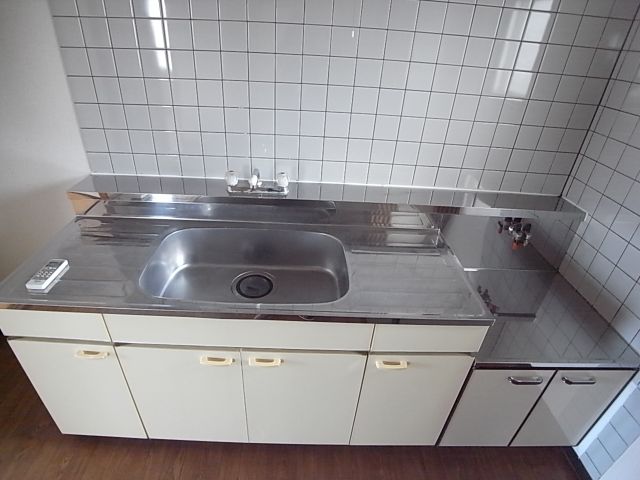 Kitchen. Gas stove can be installed