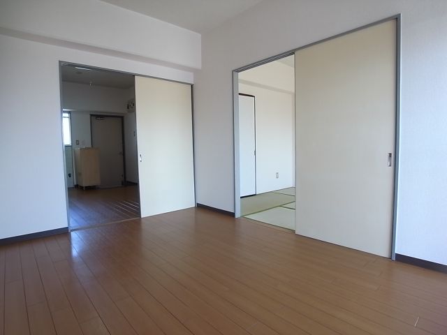 Living and room. Airy is a good Western-style. 