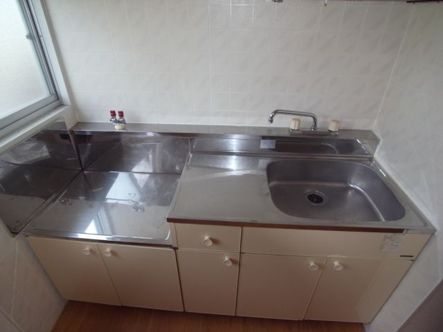 Kitchen. Two-burner stove can be installed