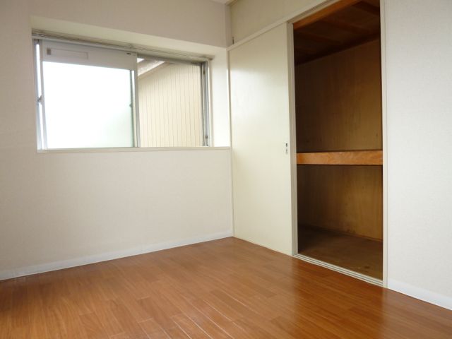 Living and room. It is with bay window.