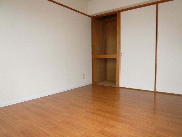 Living and room. Is a Western-style room.