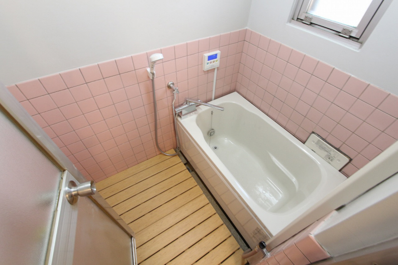 Bath. Image Photos. Photograph is of a separate room.