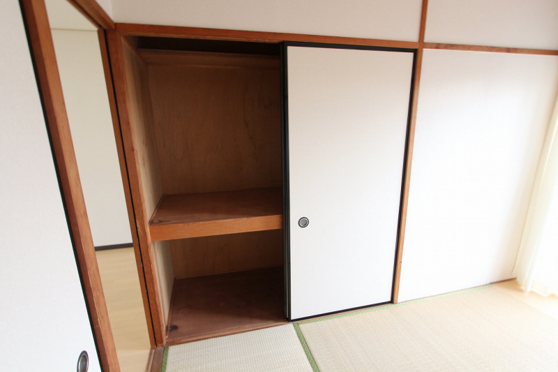 Receipt. Image Photos. Photograph is of a separate room.