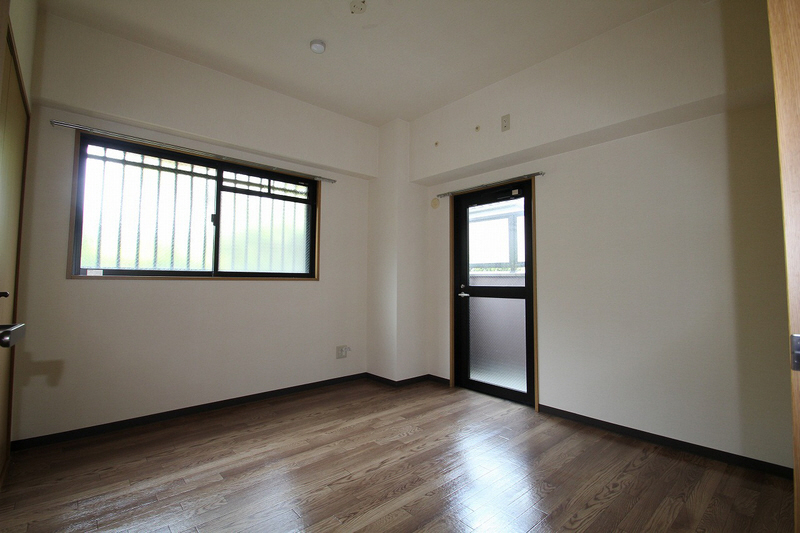 Living and room. Two-sided lighting is a privileged corner room