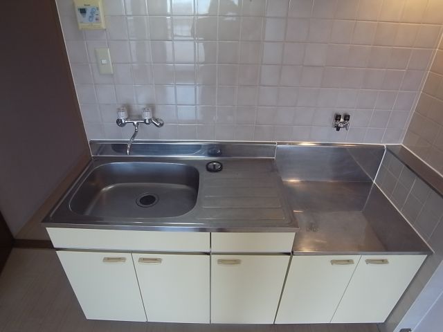 Kitchen. Gas stove can be installed