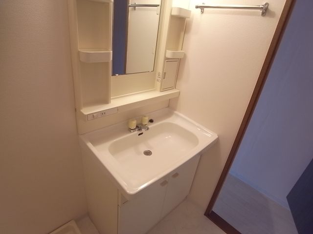 Washroom. Clean toilets