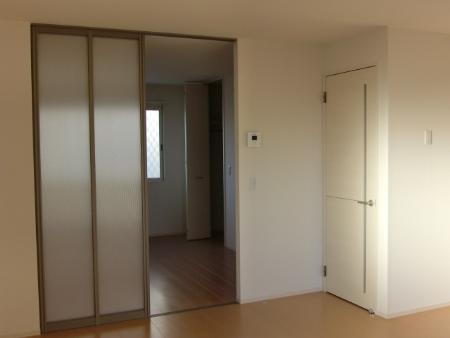 Living and room. 102, Room image