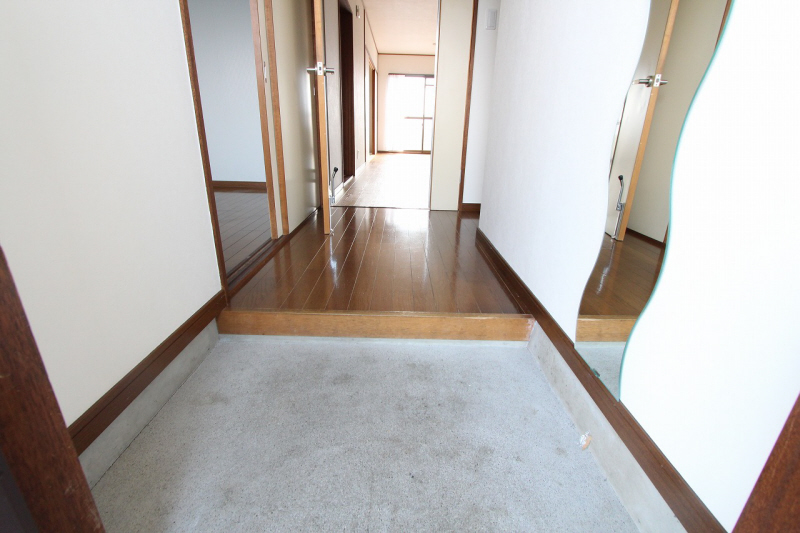 Entrance. ※ 303, Room interior photograph reference
