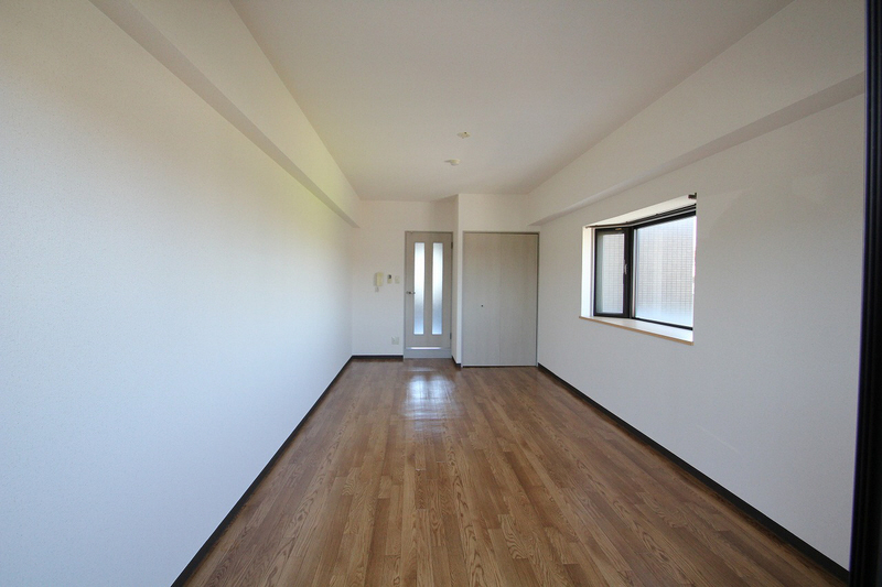 Living and room. It is a bay window with a Western-style 10 Pledge