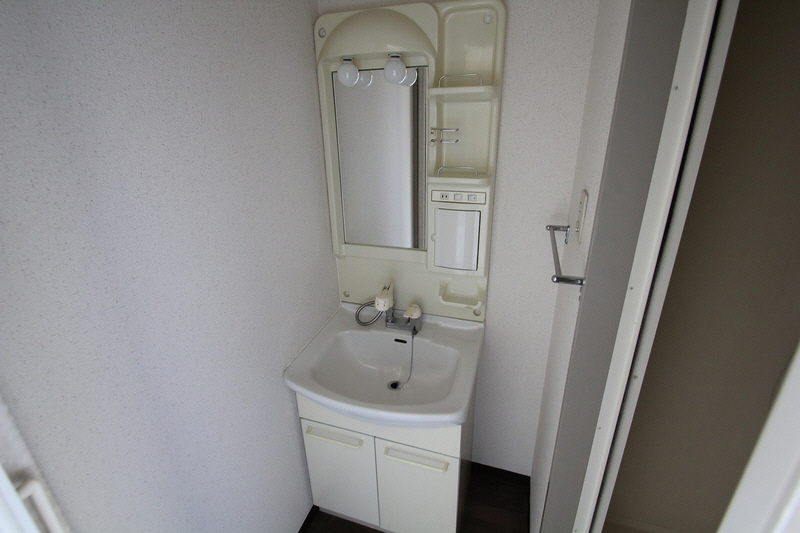 Washroom. Morning is Shan corresponding shampoo dresser