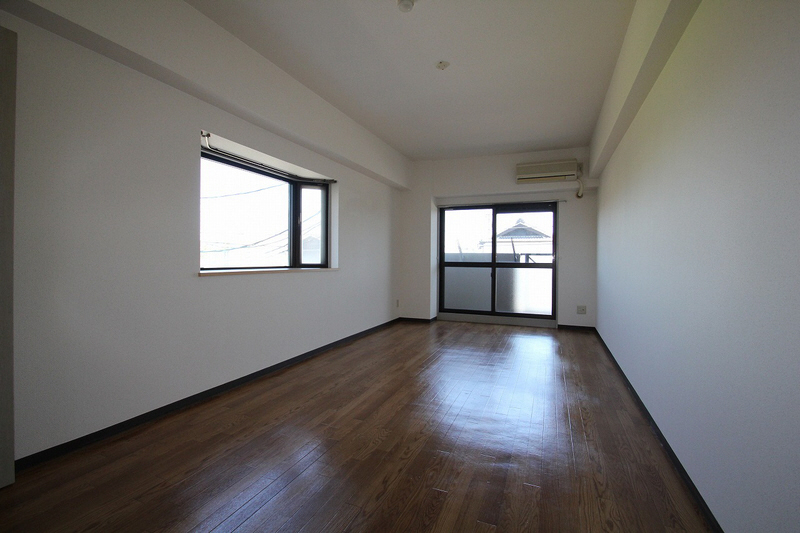 Living and room. Dihedral lighting is the privilege of the corner room