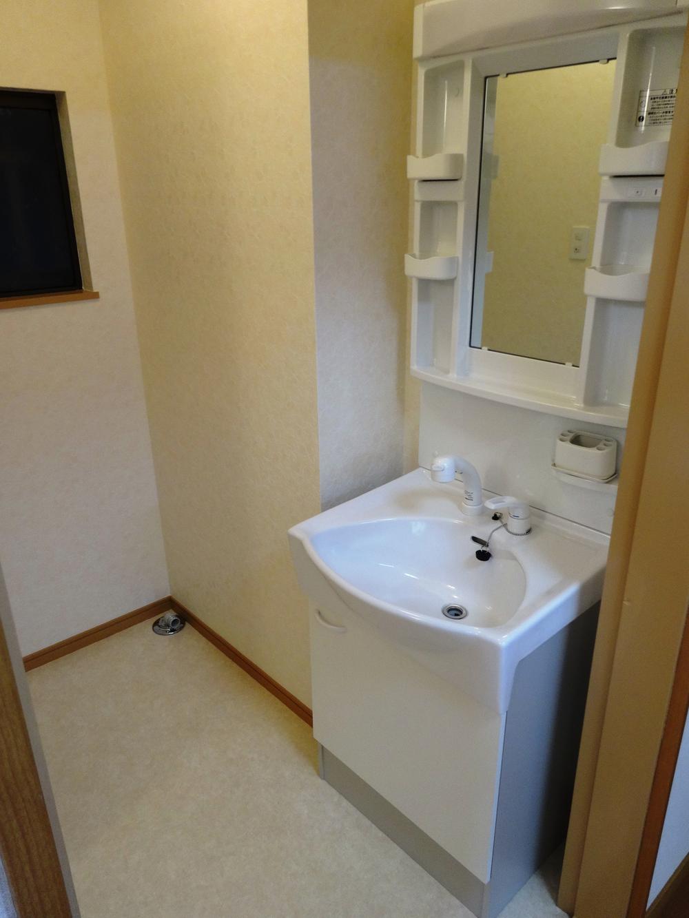 Wash basin, toilet. Indoor (12 May 2013) Shooting