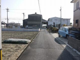 Local photos, including front road. North road 4m