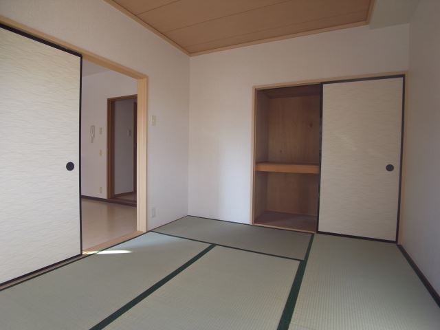 Living and room. Bathroom vanity ・ Laundry Area