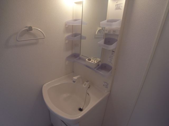 Washroom. Shandore is with