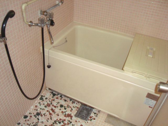 Bath. Hot water supply ・ It is with a shower