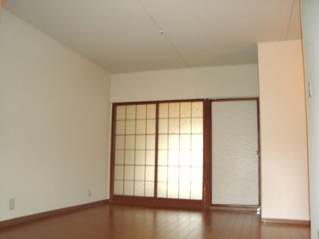Living and room. 12 tatami spacious living