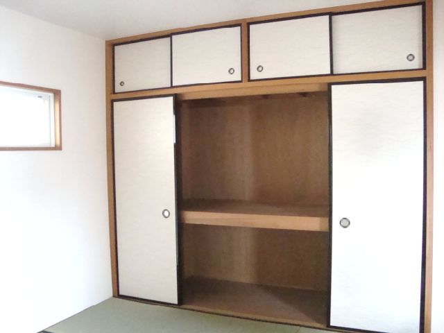 Receipt. There is a closet wide in the Japanese-style room