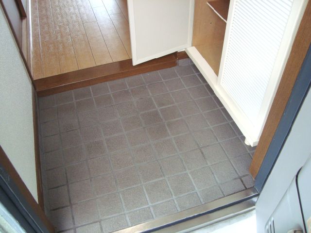 Entrance. It is the entrance with a shoebox