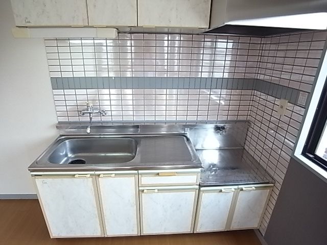 Kitchen. 2-neck is a gas stove can be installed