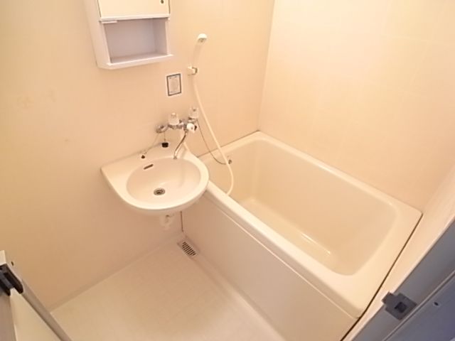 Bath. Clean bathrooms