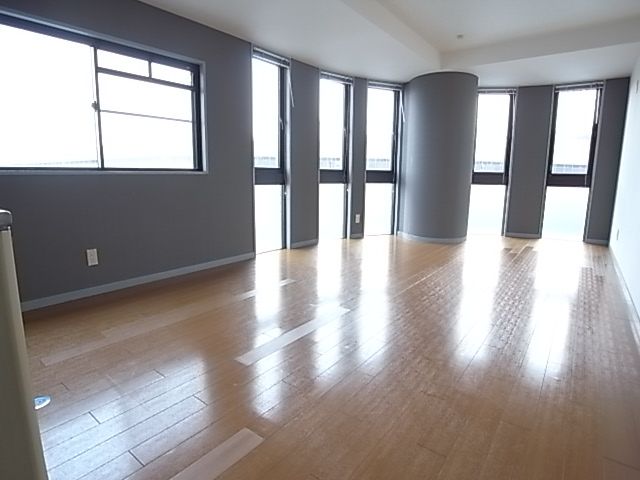 Living and room. A bright room Southeast Corner Room