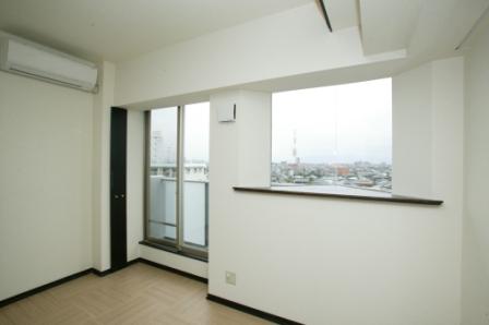 Other room space. There bright Western-style happy bay window with natural light!