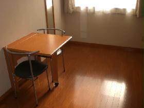 Living and room. Built-in desk, Curtain equipped