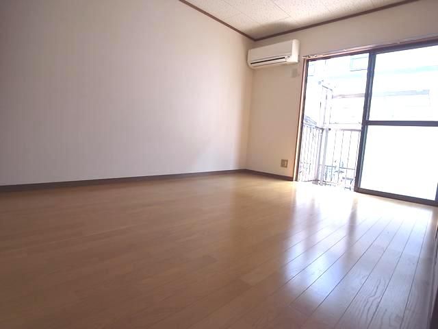 Living and room. It is with a shutter.