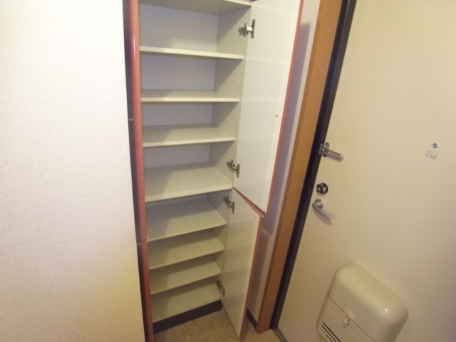 Receipt. Corner room with a popular bay window