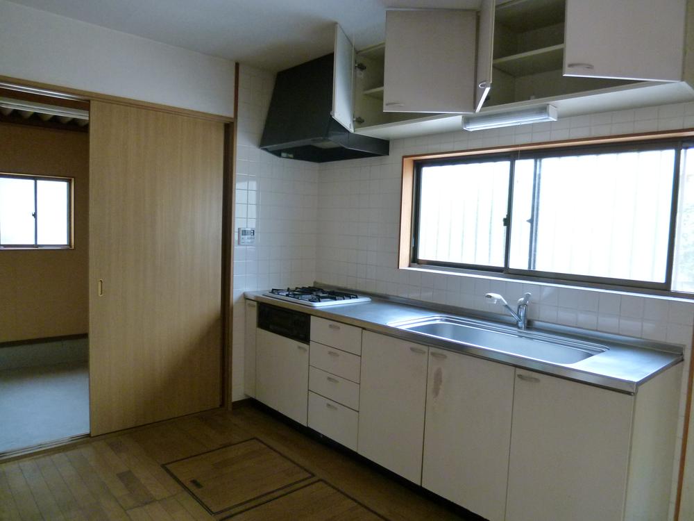 Kitchen. Bright kitchen. Very carefully your.