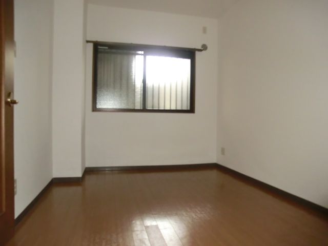Living and room. It is between the North Pacific