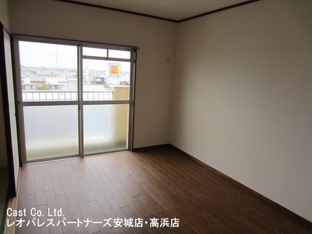 Living and room. Western-style 6 Pledge