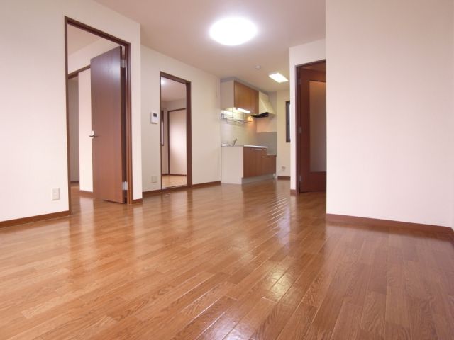 Living and room. 12 Pledge of spacious LDK.