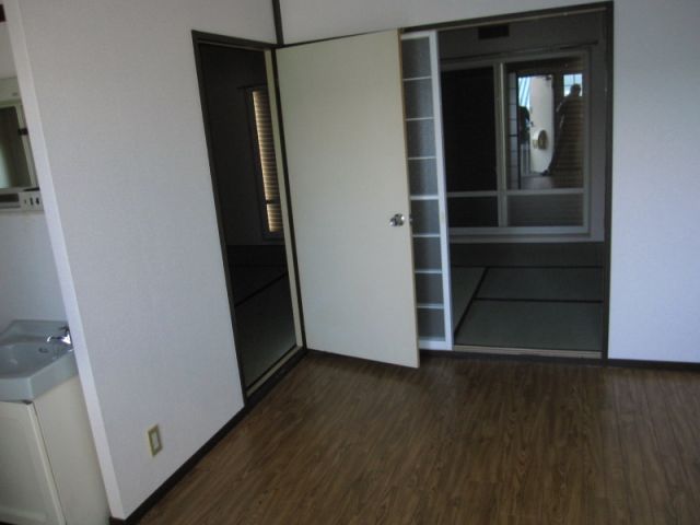 Living and room. There is also a dining space