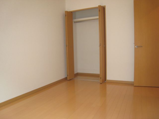 Receipt. Western-style room comes with a closet, respectively, respectively