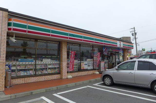 Convenience store. 591m to Seven-Eleven (convenience store)