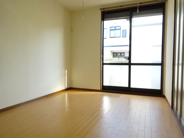 Living and room. Equipped with independent washbasin