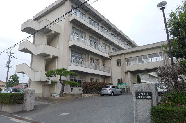 Primary school. 1200m to Anjo eastern elementary school (elementary school)