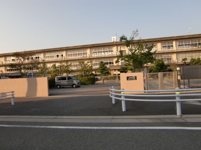 Primary school. Municipal Satomachi up to elementary school (elementary school) 1800m