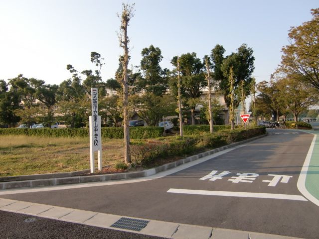 Junior high school. 1100m until the Municipal Higashiyama junior high school (junior high school)